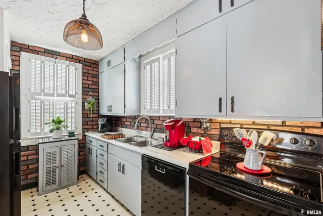 $89,000 | 864 West Grove Street, Galesburg, IL 61401