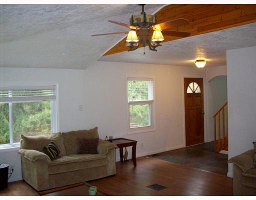 155 Fairfield Road Tarentum, PA 15084 - Photo 8 of 18 Living Room.