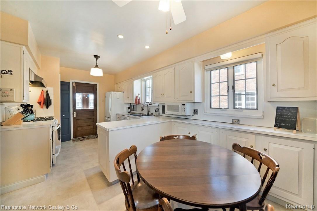 114 Riverside Drive Mount Clemens, MI 48043 - Photo 21 of 42 kitchen.jpg