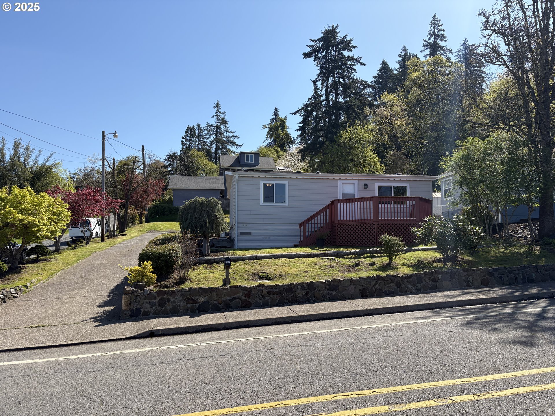 605 South 2nd Street Springfield, OR 97477 - Photo 1 of 20 a view of a house with a garden