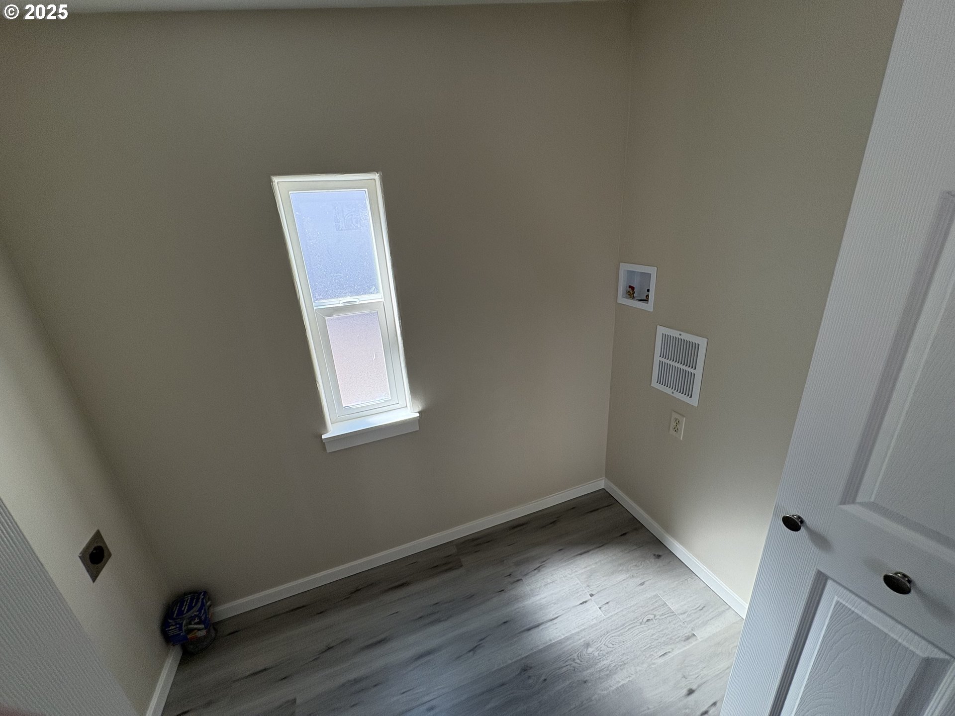 605 South 2nd Street Springfield, OR 97477 - Photo 14 of 20 an empty room with wooden floor and windows