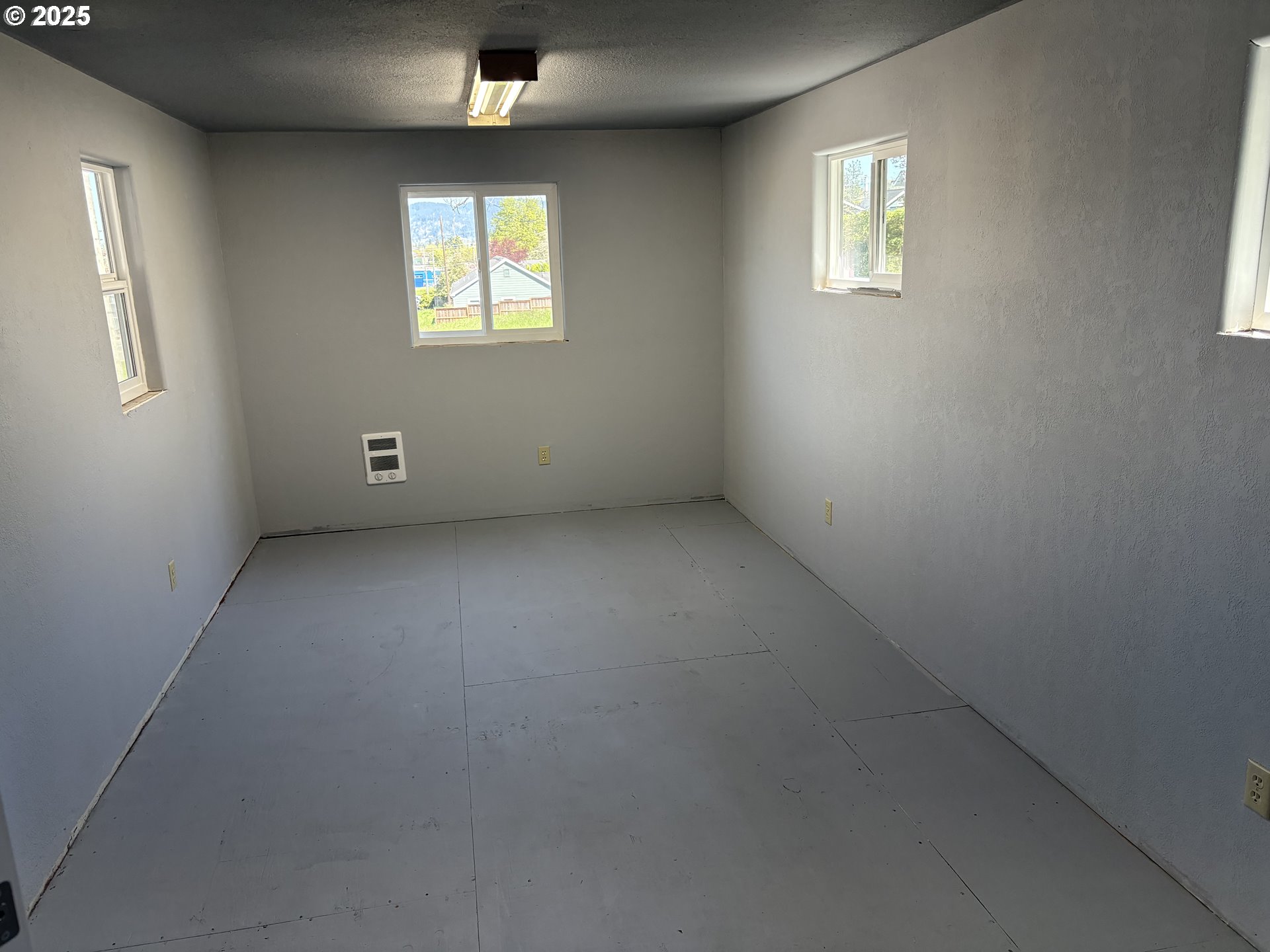 605 South 2nd Street Springfield, OR 97477 - Photo 15 of 20 an empty room with windows
