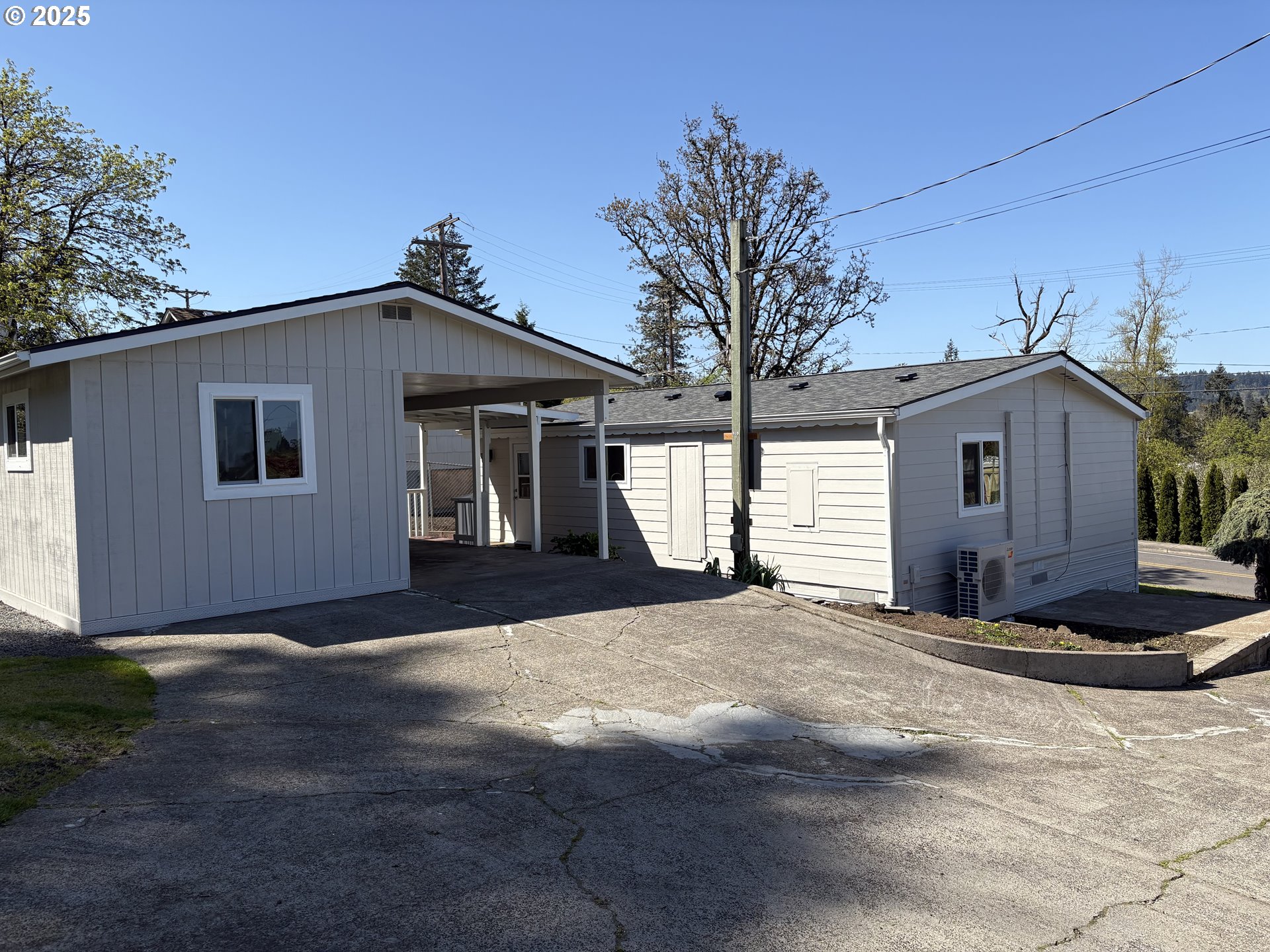 605 South 2nd Street Springfield, OR 97477 - Photo 18 of 20 a front view of a house with a yard