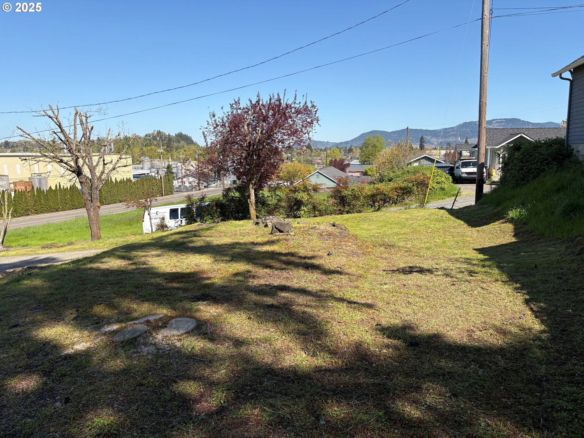 605 South 2nd Street Springfield, OR 97477 - Photo 20 of 20 a view of an outdoor space with yard