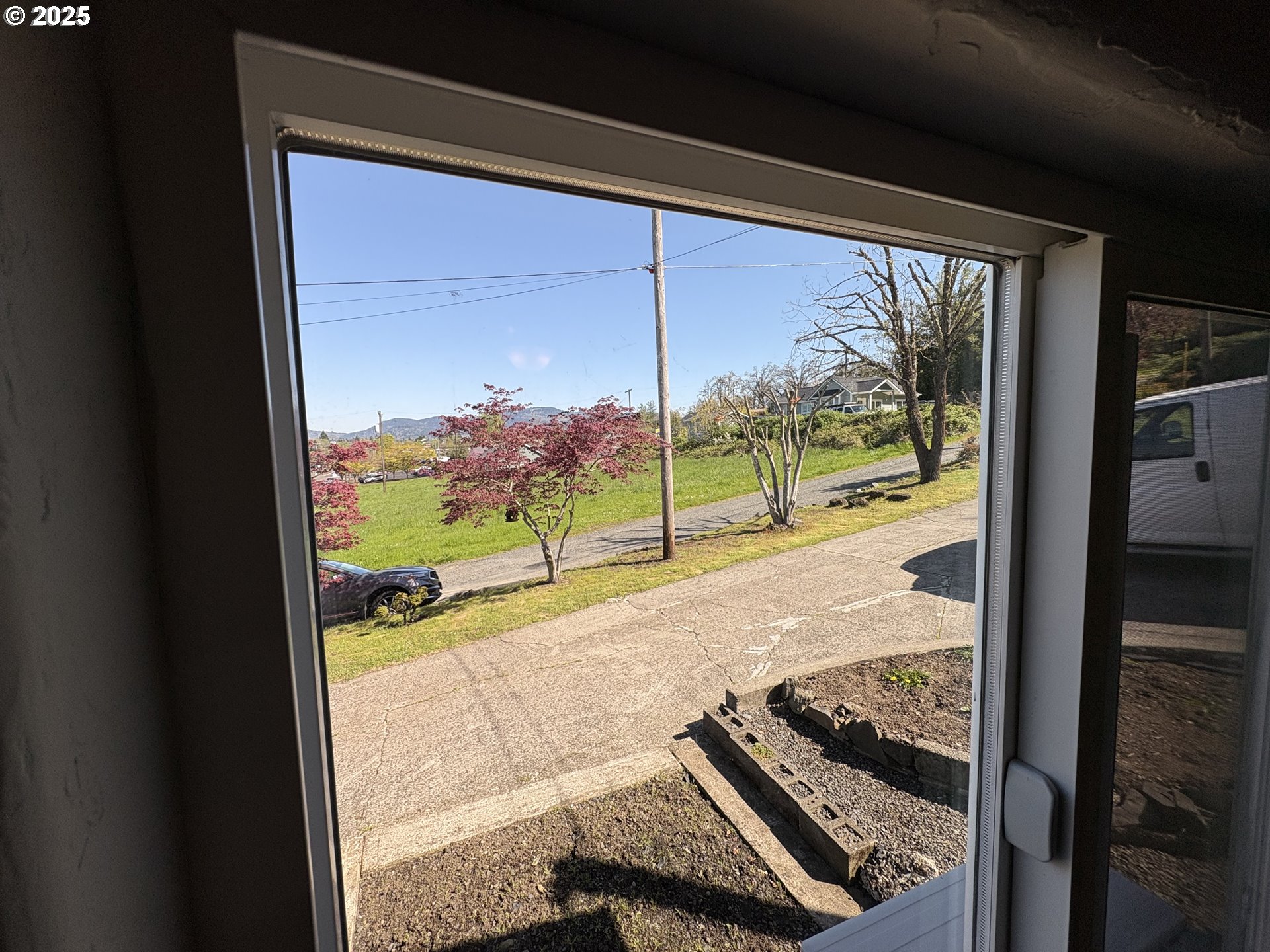 605 South 2nd Street Springfield, OR 97477 - Photo 10 of 20 a view of a floor to ceiling window and a floor to ceiling window