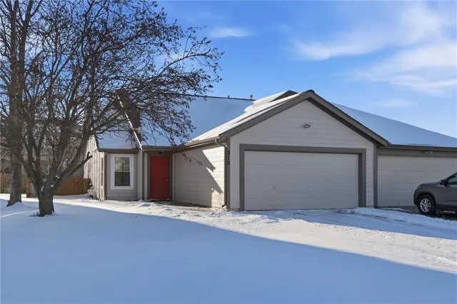 $260,000 | 312 South Stone Creek, Gardner, KS 66030