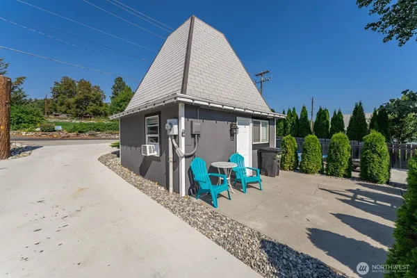 a view of a house with backyard and sitting area