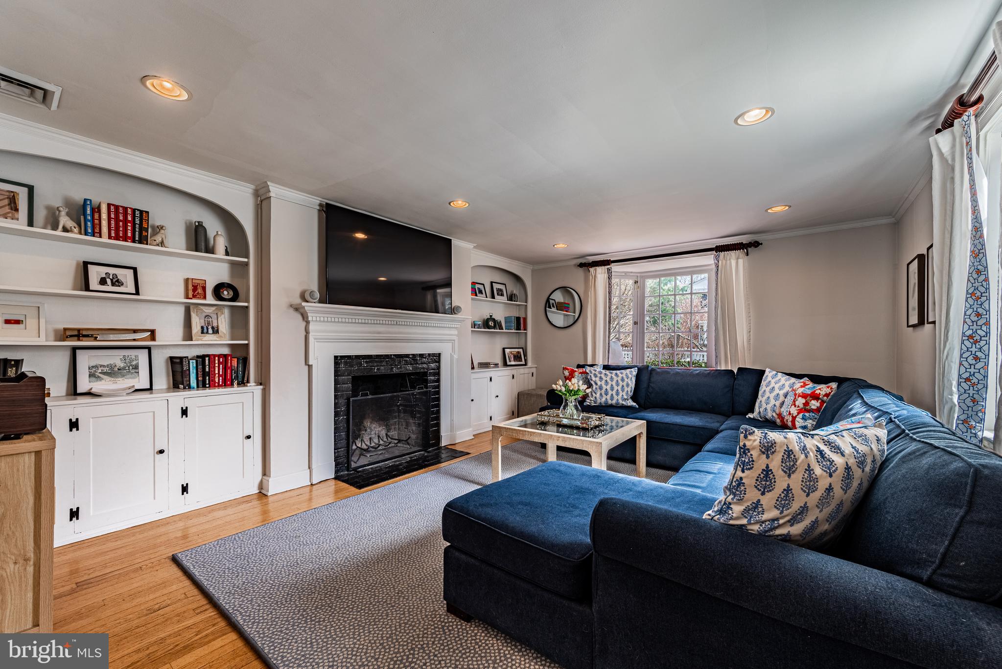 5 Middleton Court Baltimore, MD 21212 - Photo 7 of 38 Spacious Living Room with Fireplace & Built-Ins
