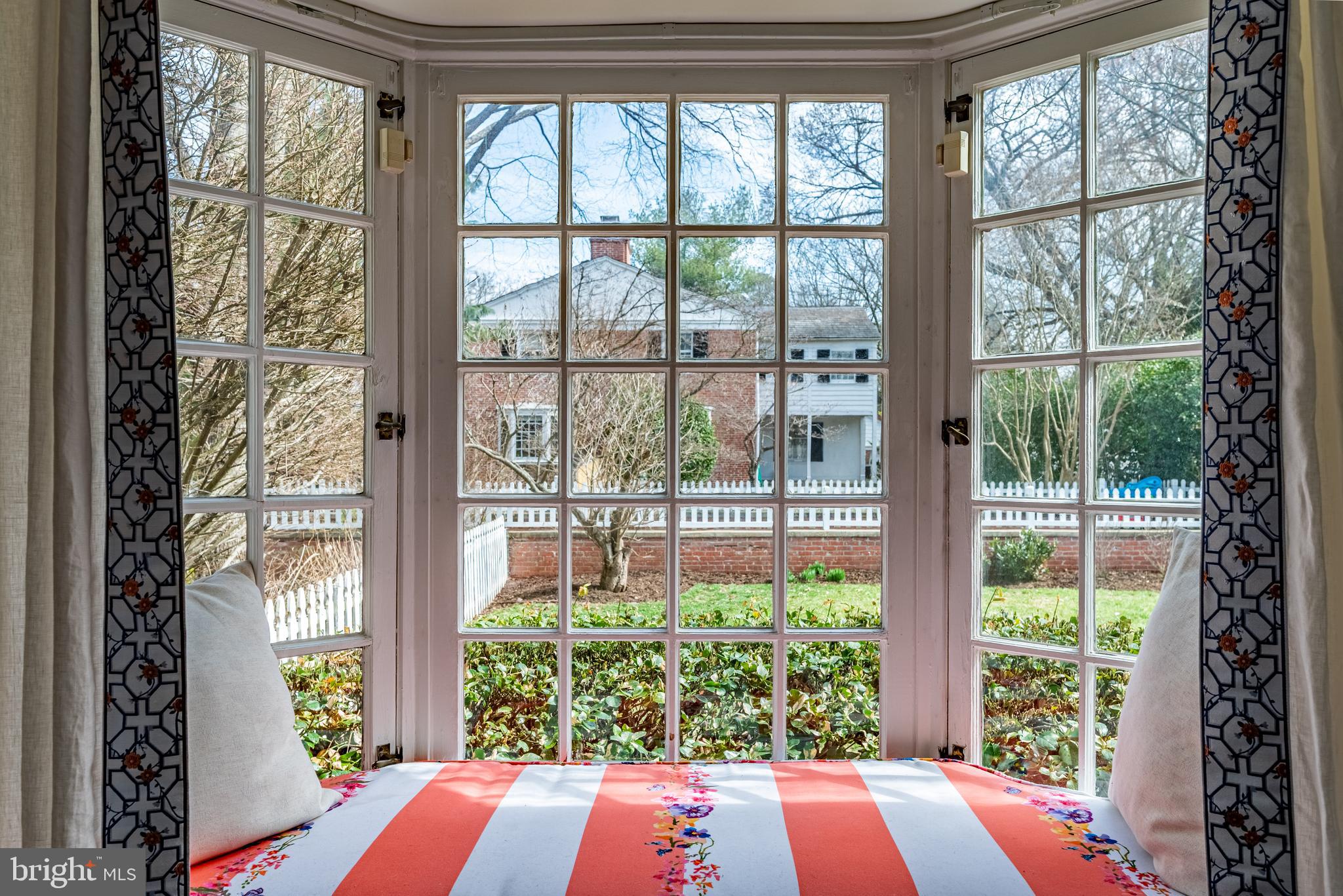 5 Middleton Court Baltimore, MD 21212 - Photo 9 of 38 Bay Window Overlooks Private Yard & Footpath