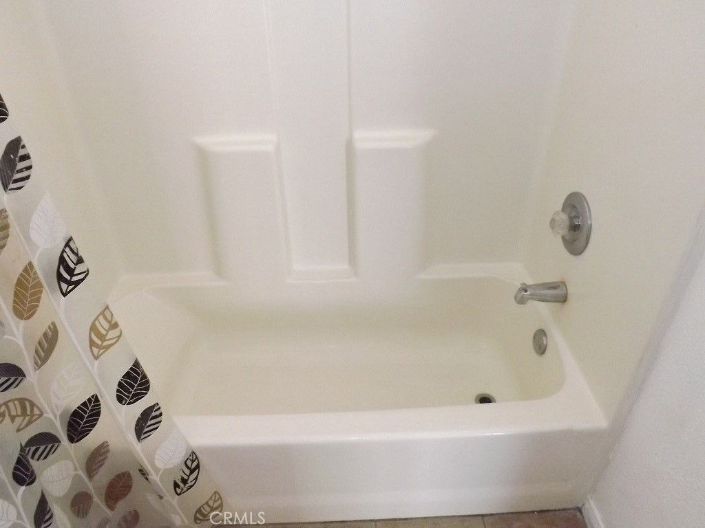 18202 Casaba Road, Unit B Adelanto, CA 92301 - Photo 6 of 32 a bathroom with a bathtub