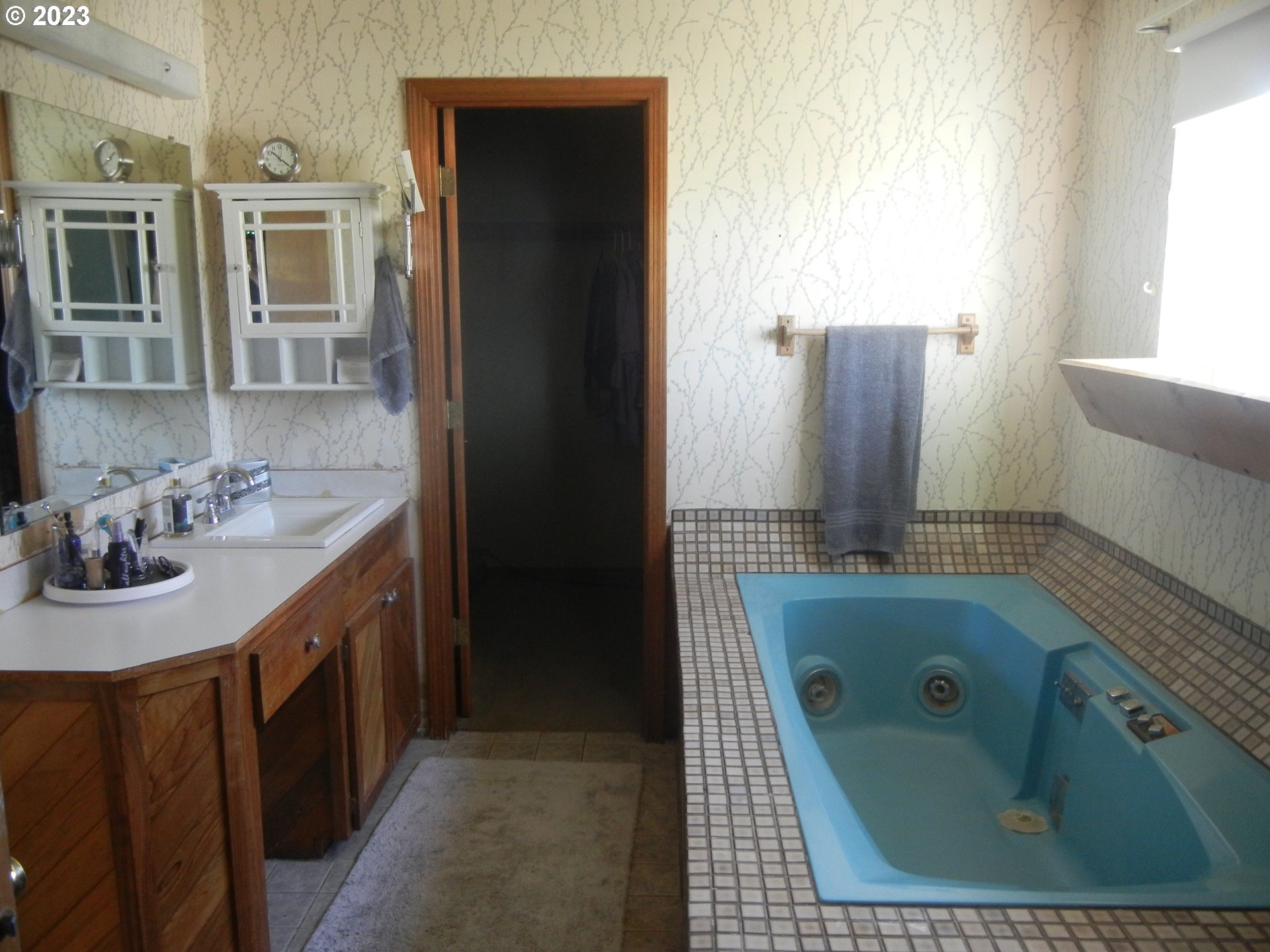 43776 Buckboard Trail Road Pendleton, OR 97801 - Photo 9 of 22 a bathroom with a tub sink and mirror