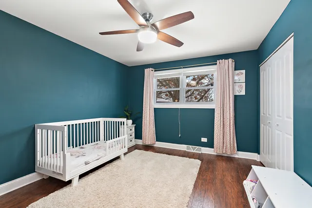 a view of livingroom with furniture and a ceiling fan