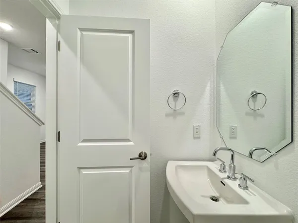 $2,050 | 611 Emory Xing Boulevard, Hutto, TX 78634