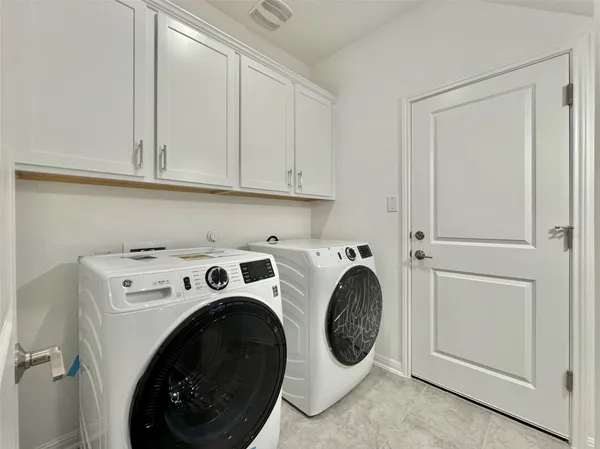 $2,050 | 611 Emory Xing Boulevard, Hutto, TX 78634