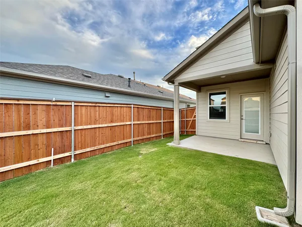 $2,050 | 611 Emory Xing Boulevard, Hutto, TX 78634