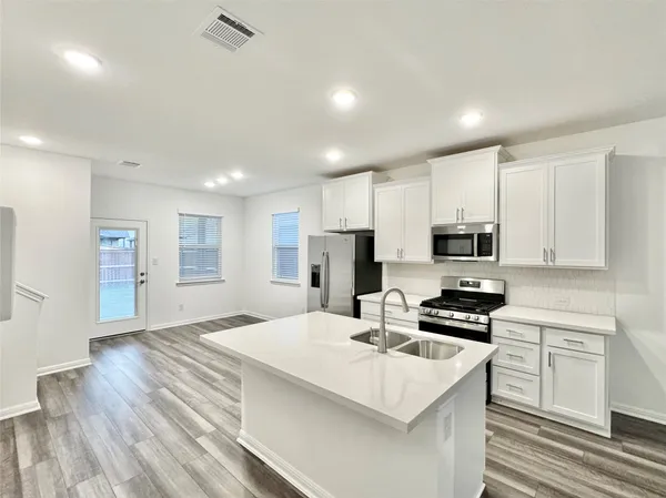 $2,050 | 611 Emory Xing Boulevard, Hutto, TX 78634