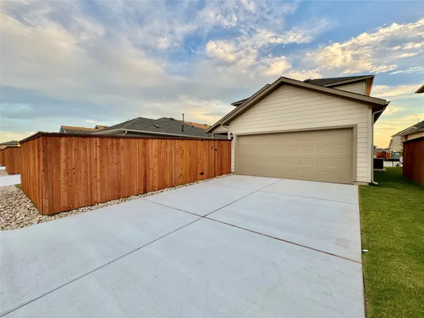 $2,050 | 611 Emory Xing Boulevard, Hutto, TX 78634
