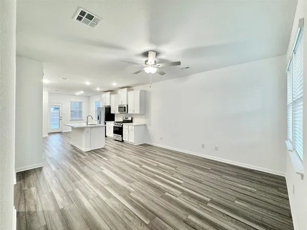 $2,050 | 611 Emory Xing Boulevard, Hutto, TX 78634