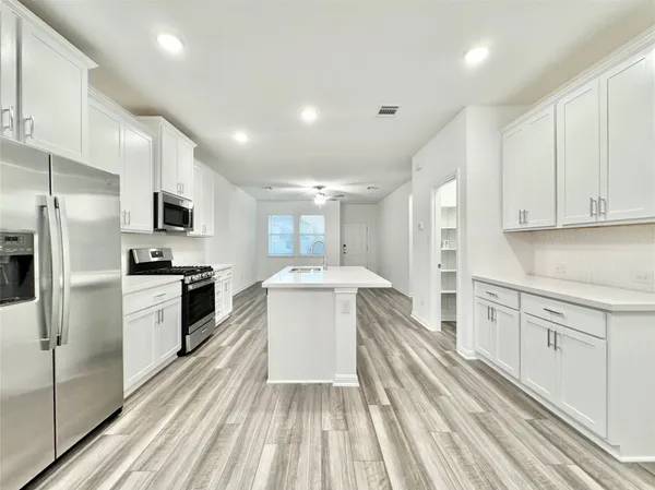 $2,050 | 611 Emory Xing Boulevard, Hutto, TX 78634