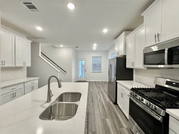 $2,050 | 611 Emory Xing Boulevard, Hutto, TX 78634