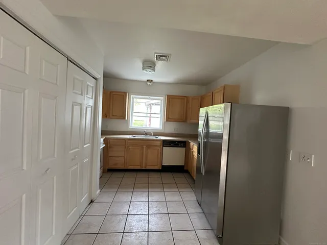 $1,800 | 232 Glen Street, New Britain, CT 06051