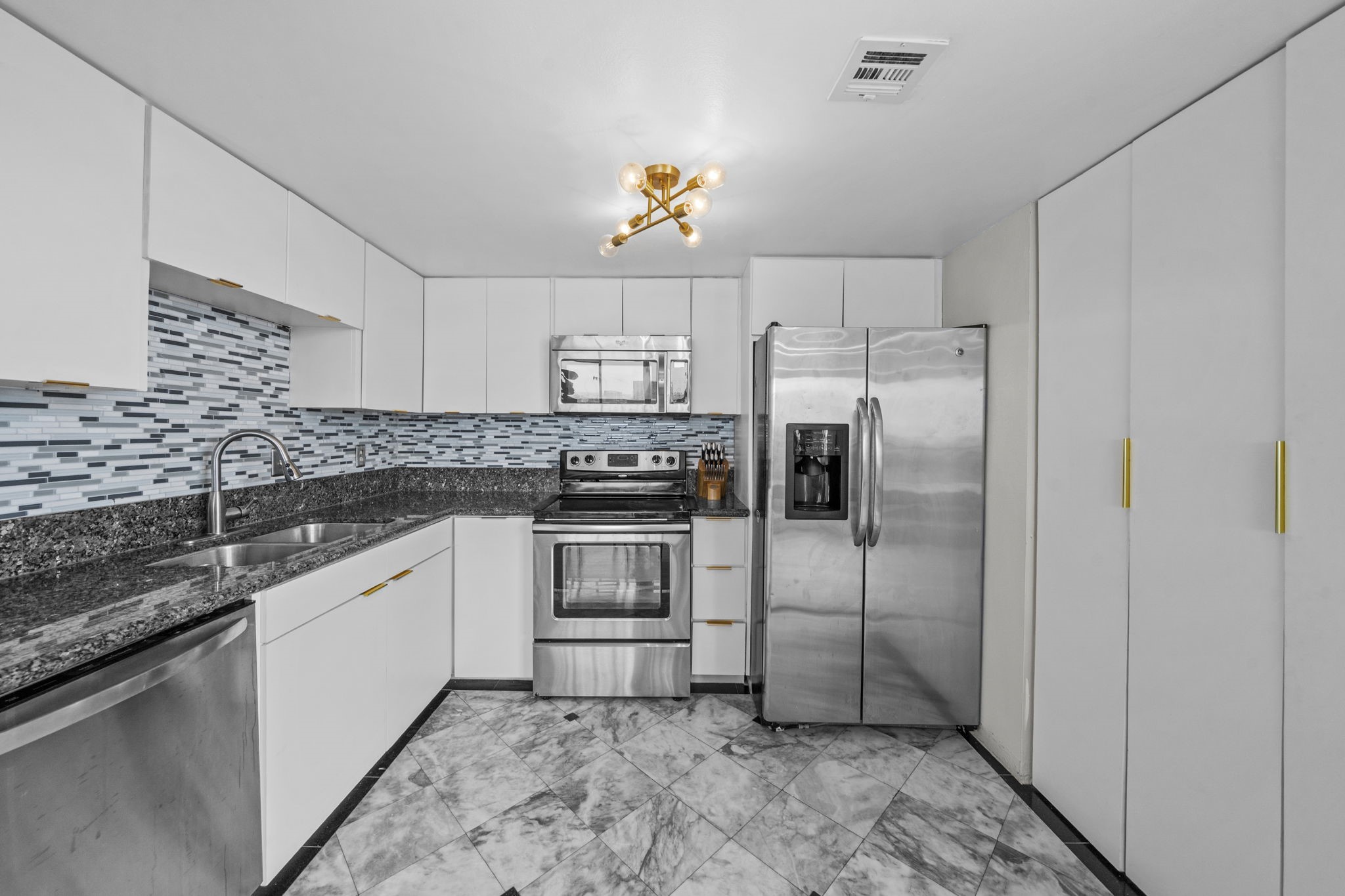 2016 Main Street, Unit 2302 Houston, TX 77002 - Photo 3 of 34 Beautifully remodeled 23rd-floor corner unit featuring an updated kitchen, two spacious balconies, stunning city views, abundant natural light, and a private assigned parking space in the attached garage.