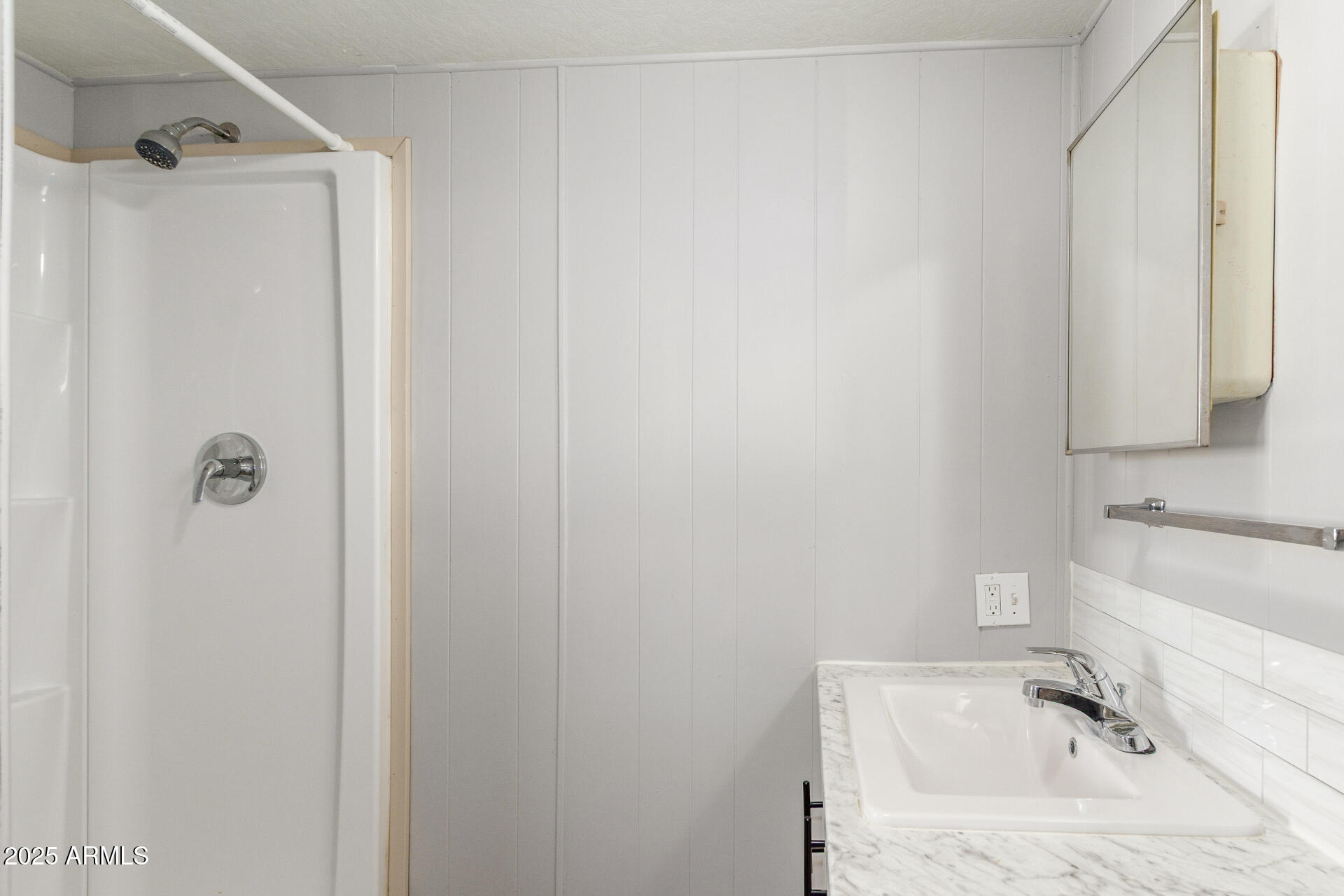 16225 North Cave Creek Road, Unit 140 Phoenix, AZ 85032 - Photo 15 of 32 a bathroom with a sink and a tub