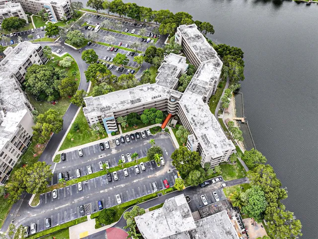 $200,000 | 1100 Colony Point Circle, Unit 415, Pembroke Pines, FL 33026