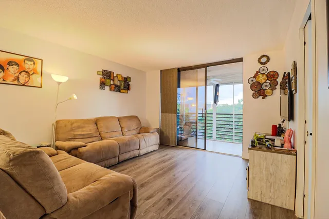 $200,000 | 1100 Colony Point Circle, Unit 415, Pembroke Pines, FL 33026