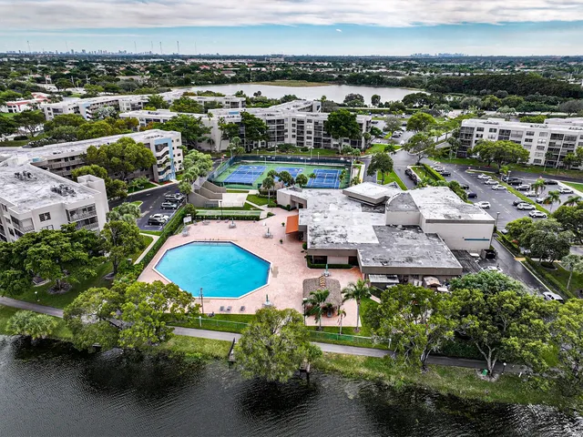 $200,000 | 1100 Colony Point Circle, Unit 415, Pembroke Pines, FL 33026
