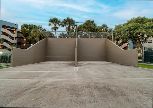 $200,000 | 1100 Colony Point Circle, Unit 415, Pembroke Pines, FL 33026