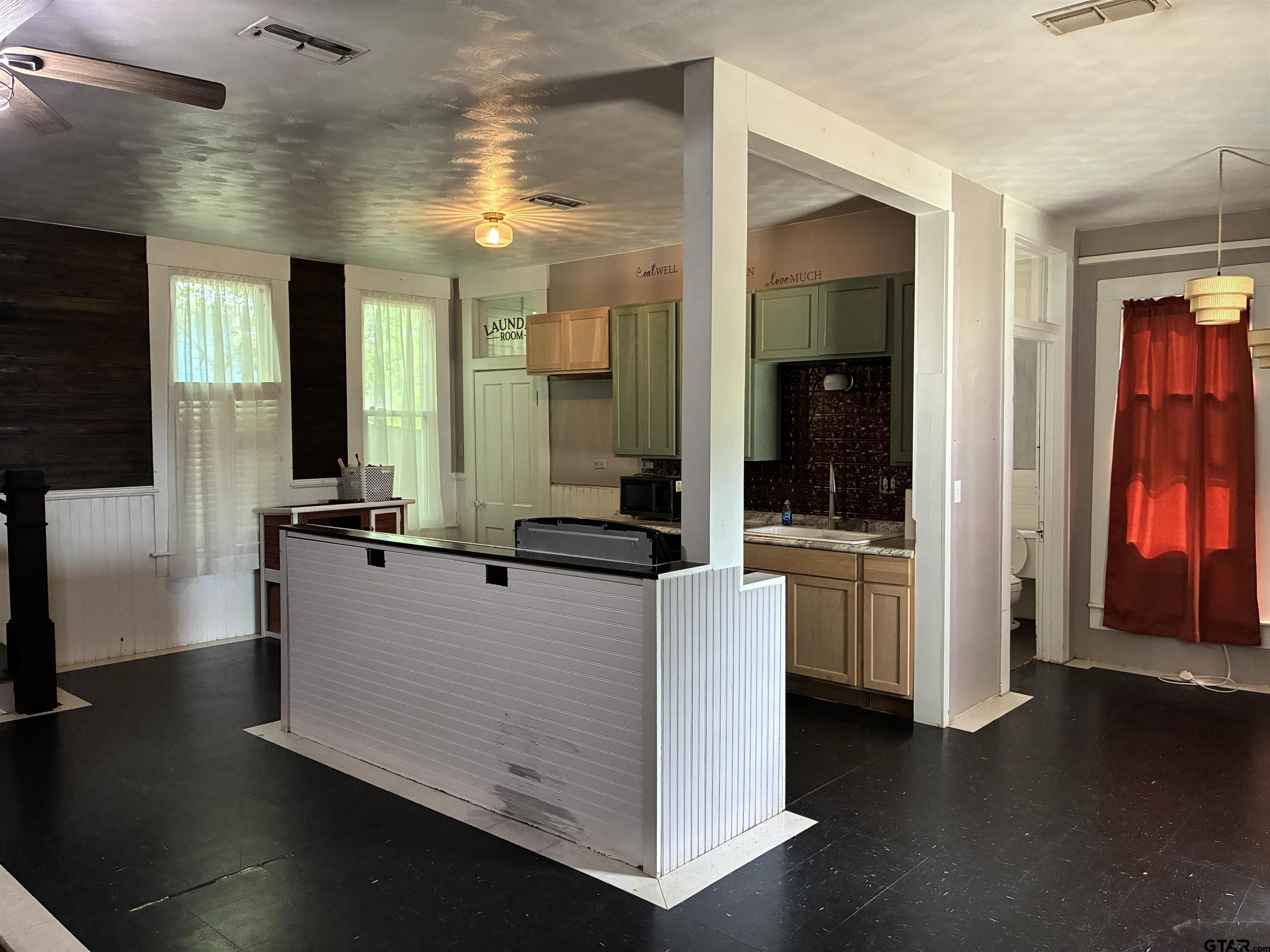 208 North Henderson Street Rusk, TX 75785 - Photo 7 of 16