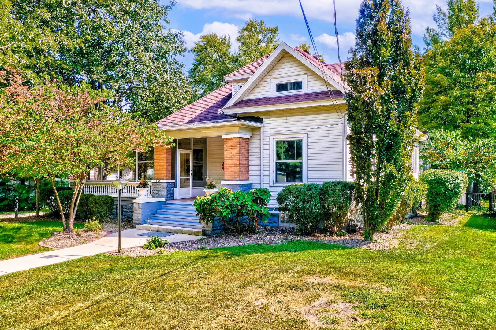 809 Ottawa Avenue Ottawa, IL 61350 - Photo 1 of 39 a front view of house with yard and green space