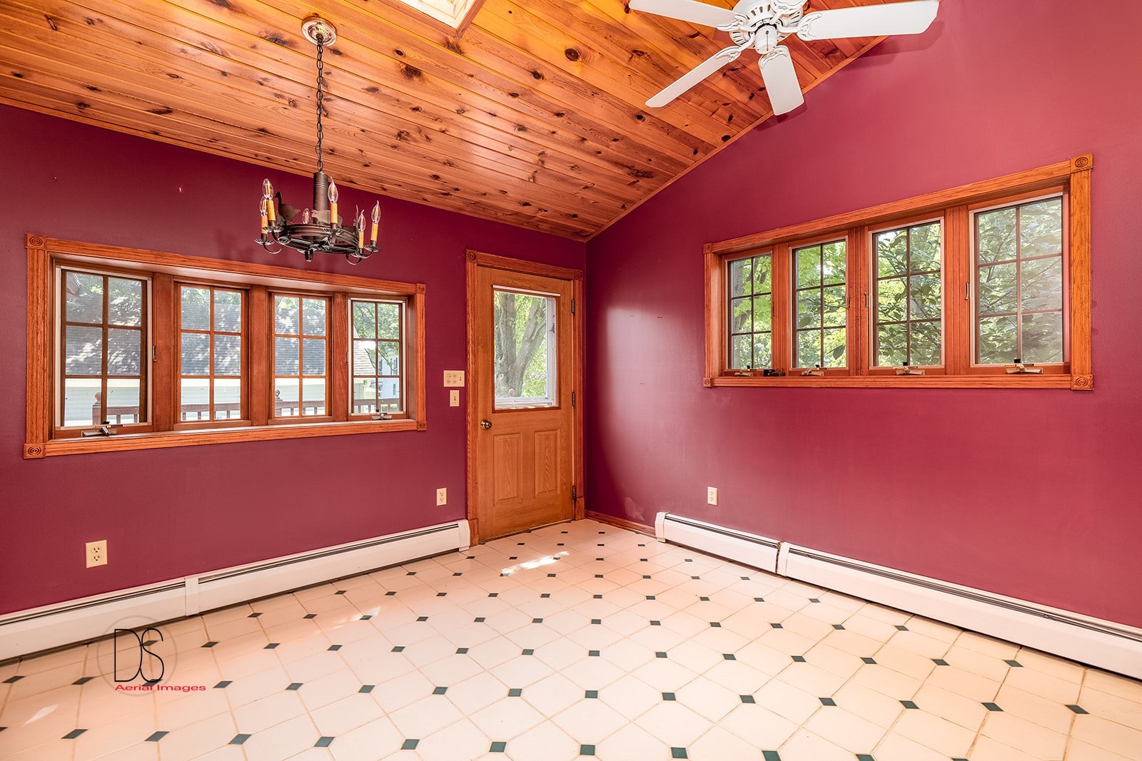 809 Ottawa Avenue Ottawa, IL 61350 - Photo 15 of 39 a front view of a house