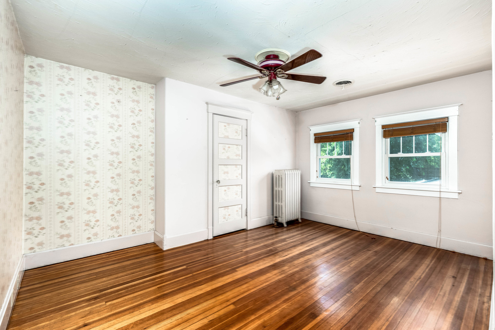 809 Ottawa Avenue Ottawa, IL 61350 - Photo 20 of 39 a view of empty room with wooden floor and fan