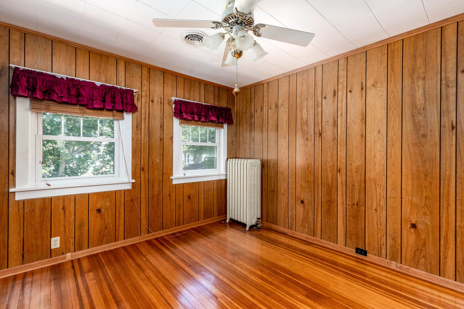 809 Ottawa Avenue Ottawa, IL 61350 - Photo 21 of 39 a view of entryway with wooden floor