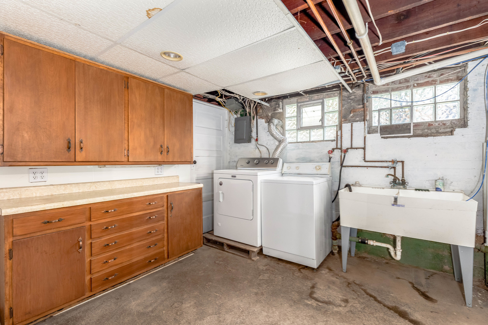 809 Ottawa Avenue Ottawa, IL 61350 - Photo 24 of 39 a utility room with cabinets dryer and washer