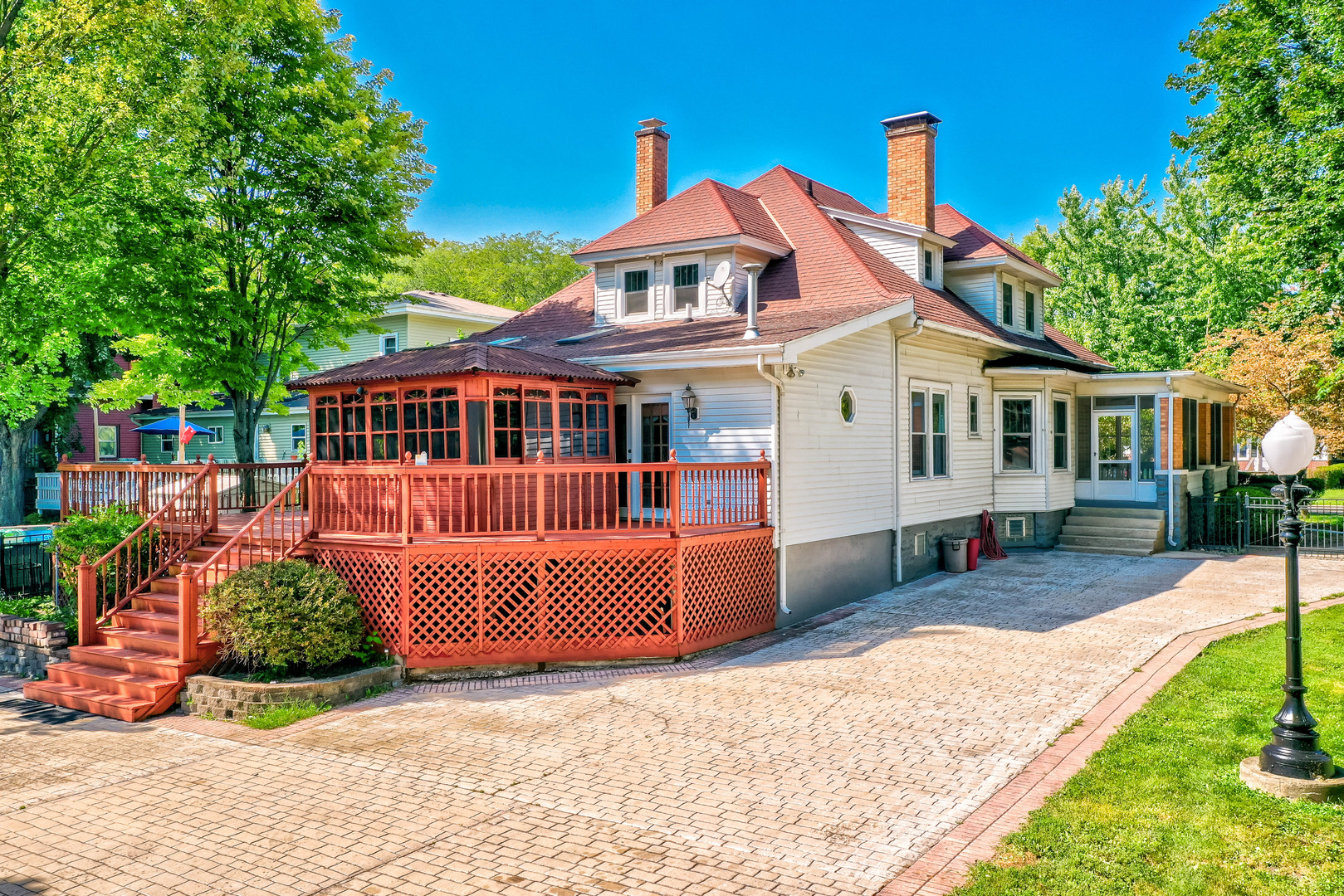 809 Ottawa Avenue Ottawa, IL 61350 - Photo 31 of 39 a front view of a house with a yard