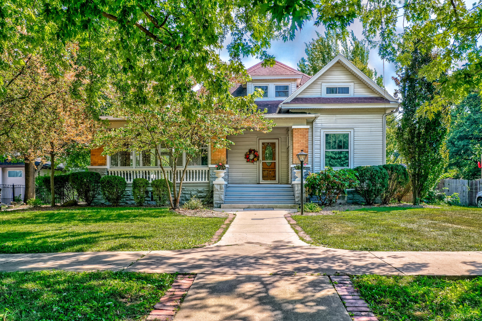 809 Ottawa Avenue Ottawa, IL 61350 - Photo 37 of 39 a front view of a house with a yard