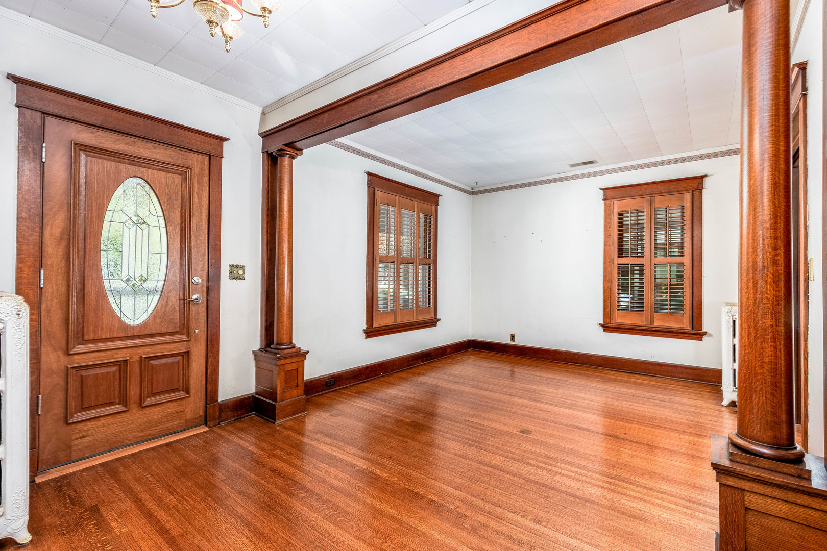 809 Ottawa Avenue Ottawa, IL 61350 - Photo 5 of 39 a view of an empty room with a window and wooden floor