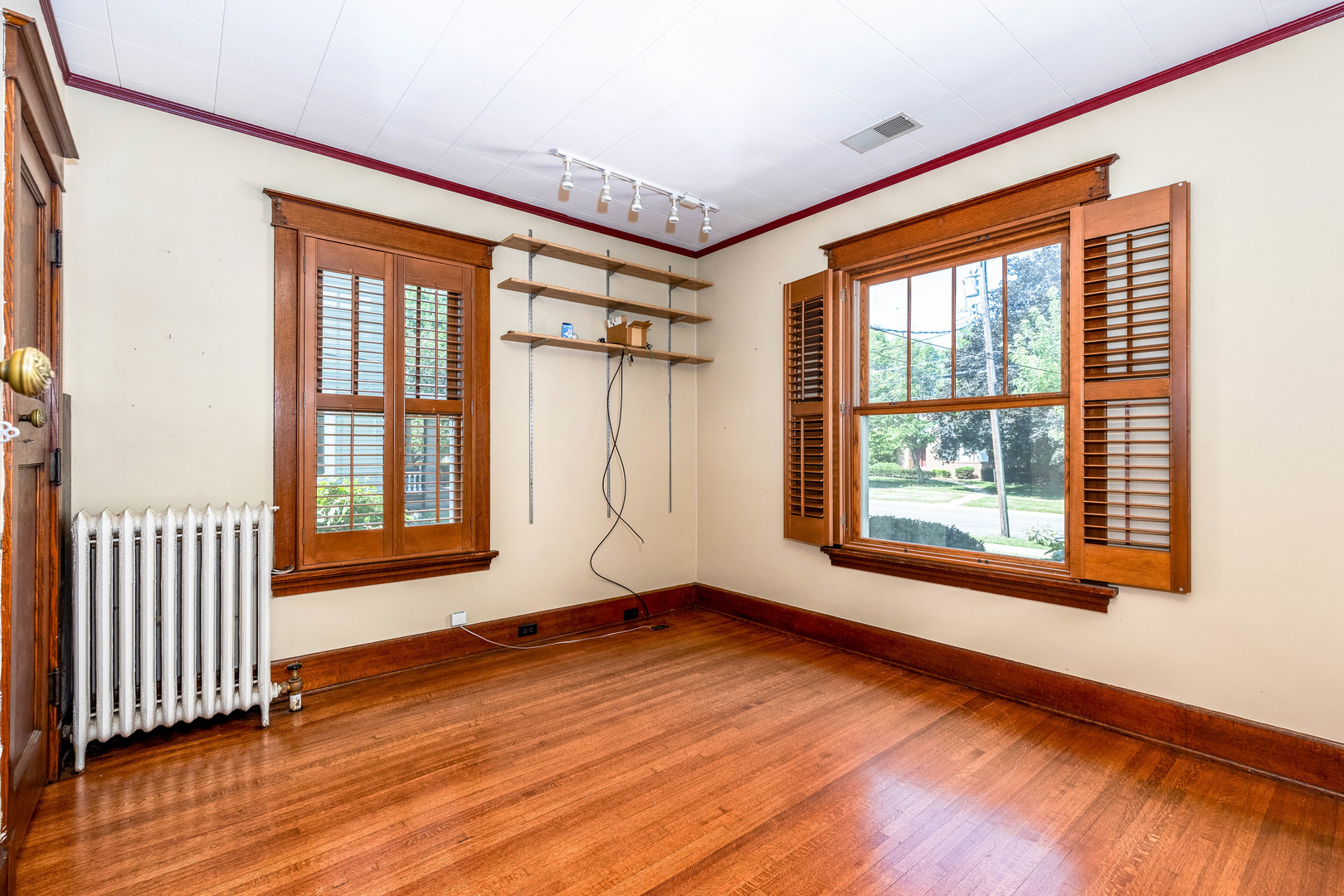 809 Ottawa Avenue Ottawa, IL 61350 - Photo 7 of 39 an empty room with wooden floor and windows