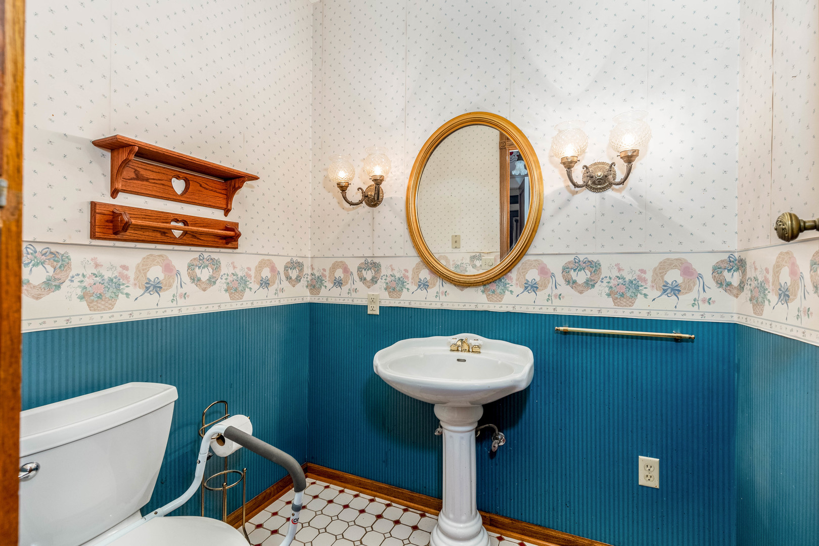 809 Ottawa Avenue Ottawa, IL 61350 - Photo 10 of 39 a bathroom with a toilet sink and mirror