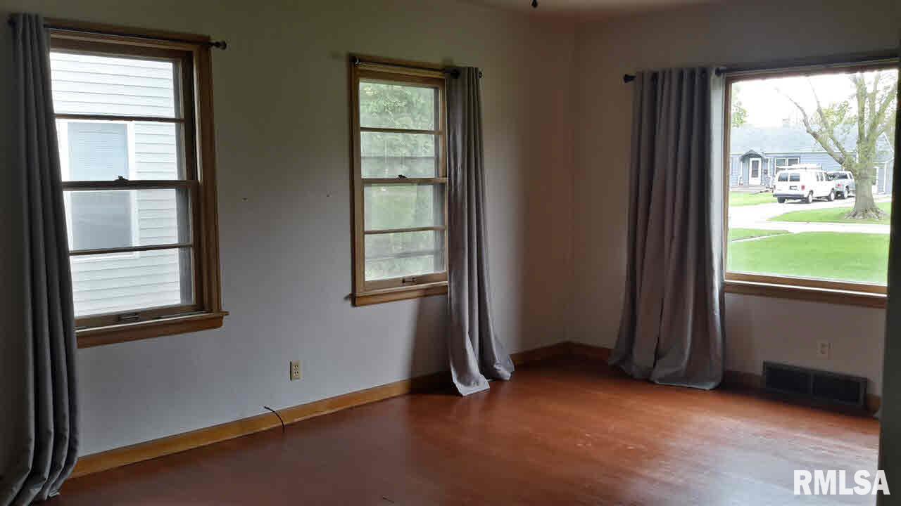 2047 36th Street Rock Island, IL 61201 - Photo 3 of 16
