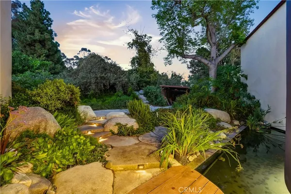 a view of yard with green space