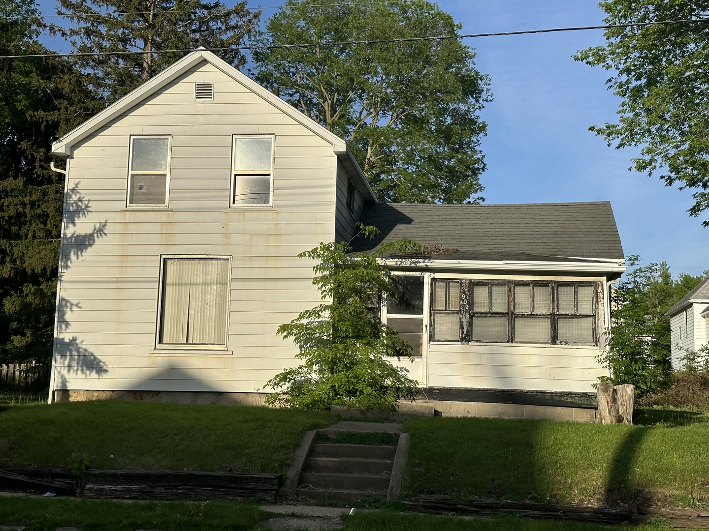 909 South Carroll Avenue Freeport, IL 61032 - Photo 1 of 18 a front view of a house with a yard