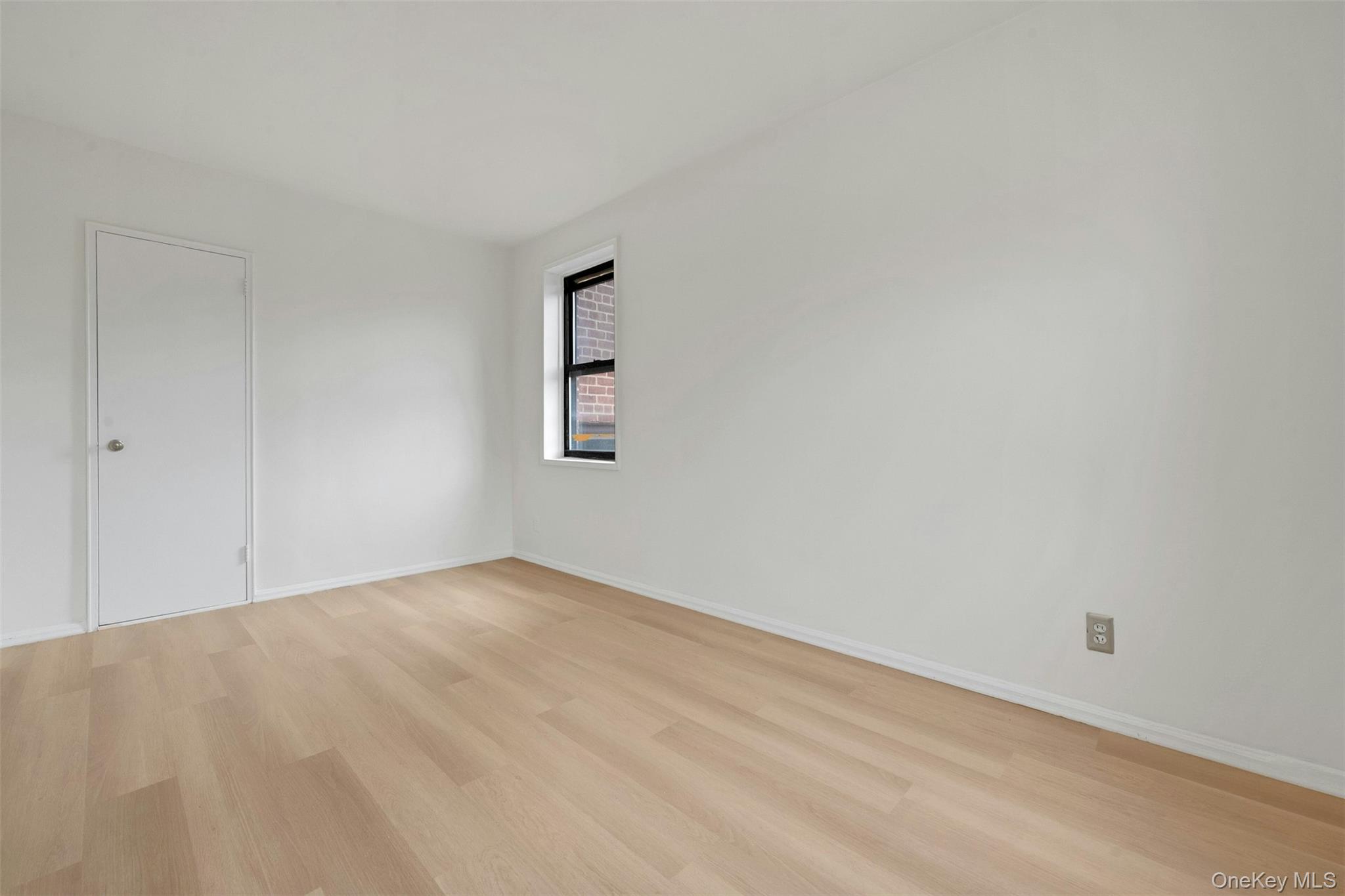 620 Pelham Road, Unit 6J New Rochelle, NY 10805 - Photo 13 of 24 2nd Bedroom with side window and walk-in closet