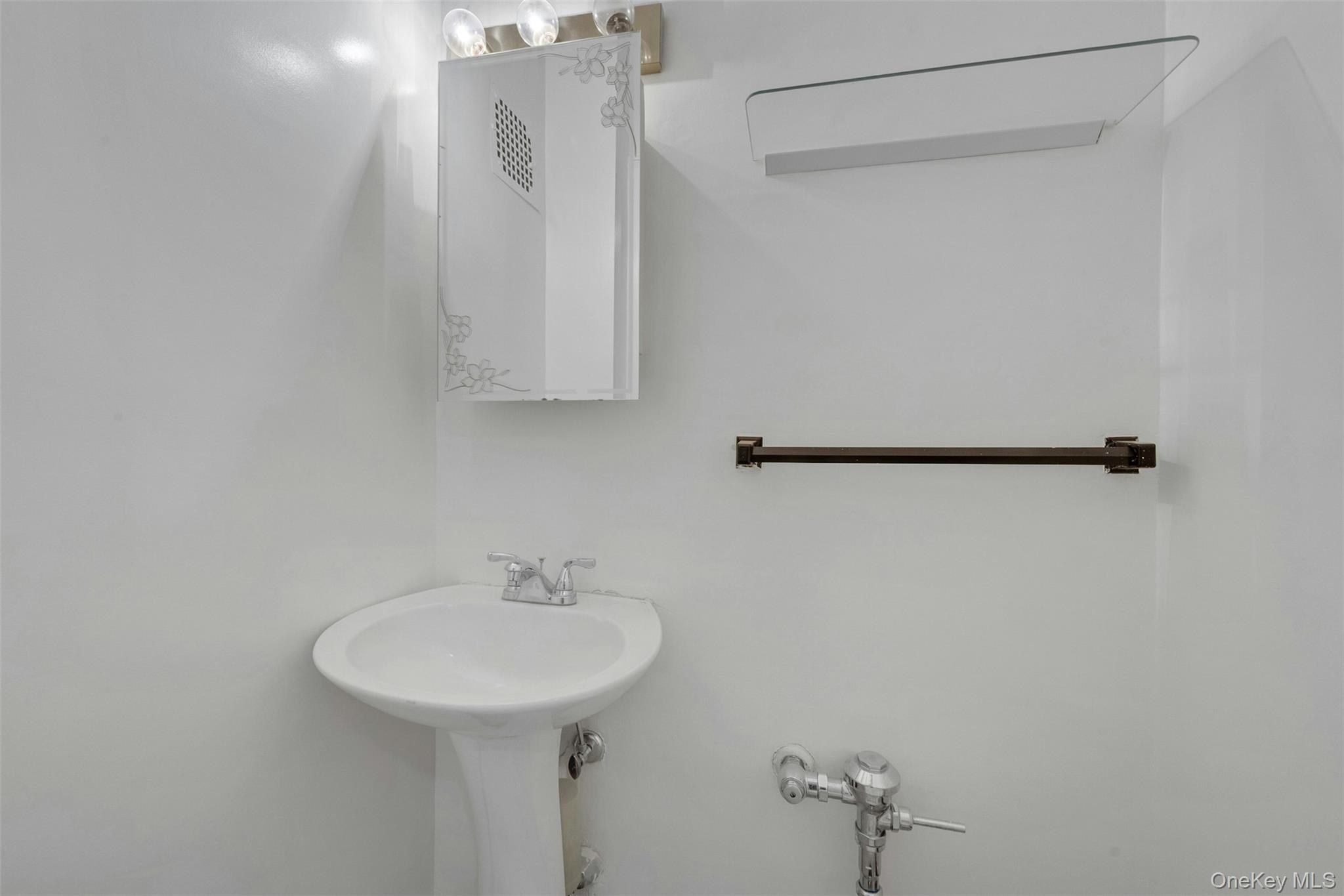 620 Pelham Road, Unit 6J New Rochelle, NY 10805 - Photo 15 of 24 Powder Room