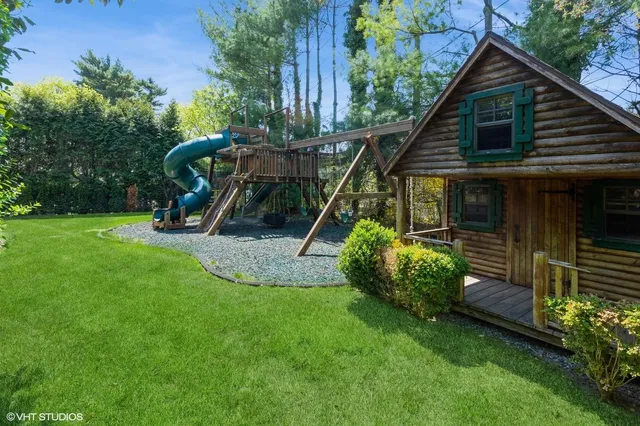 a view of a house with backyard