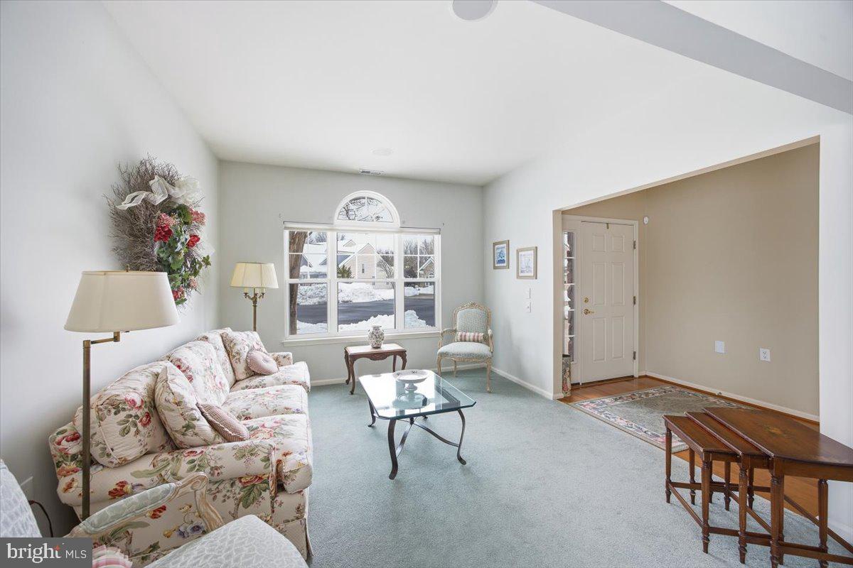 44 Mitchell Court Marlton, NJ 08053 - Photo 7 of 46 a living room with furniture and a lamp