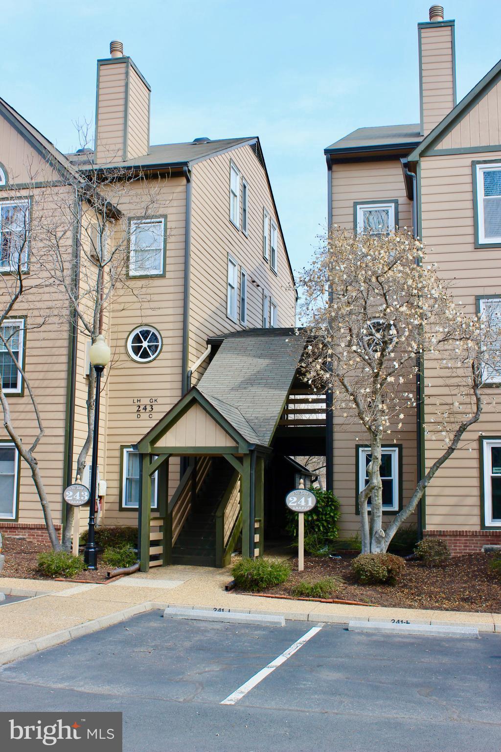 243 Loudoun Street Southwest, Unit D Leesburg, VA 20175 - Photo 1 of 21 Exterior (Front)
